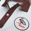 Đồng phục áo thun polo màu trắng phối bo tay bo cổ trụ cổ màu nâu in chuyển nhiệt