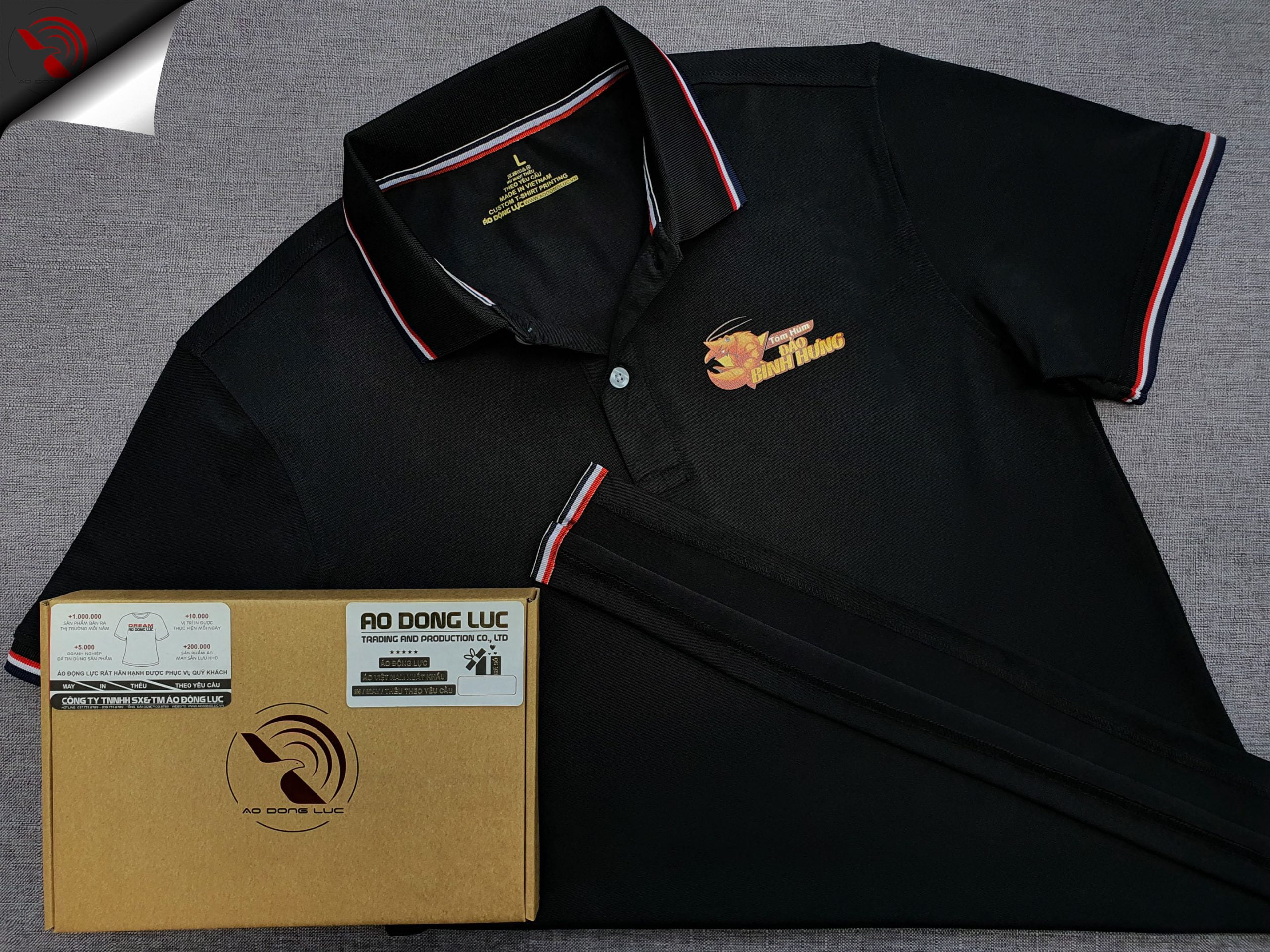 Đồng phục áo thun polo bo sọc màu đen in decal
