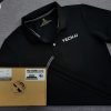 Đồng phục áo thun polo bo trơn màu đen in decal
