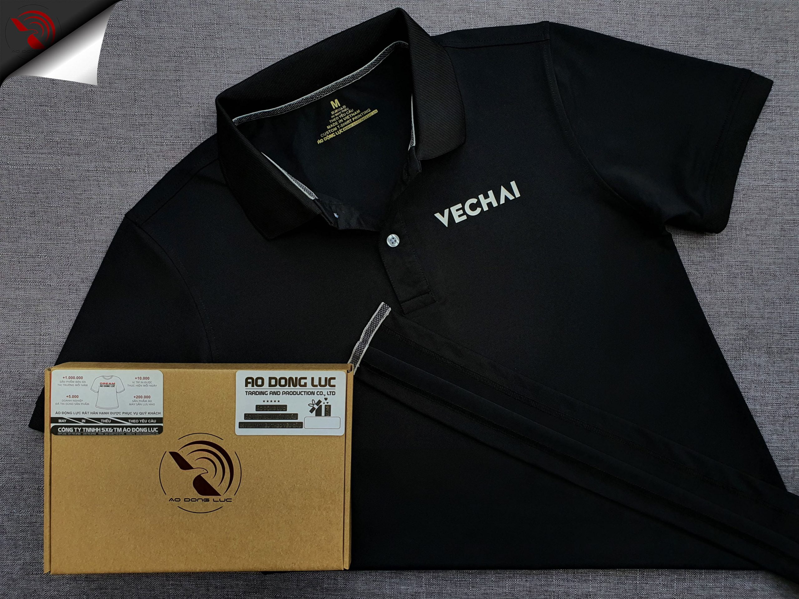 Đồng phục áo thun polo bo trơn màu đen in decal