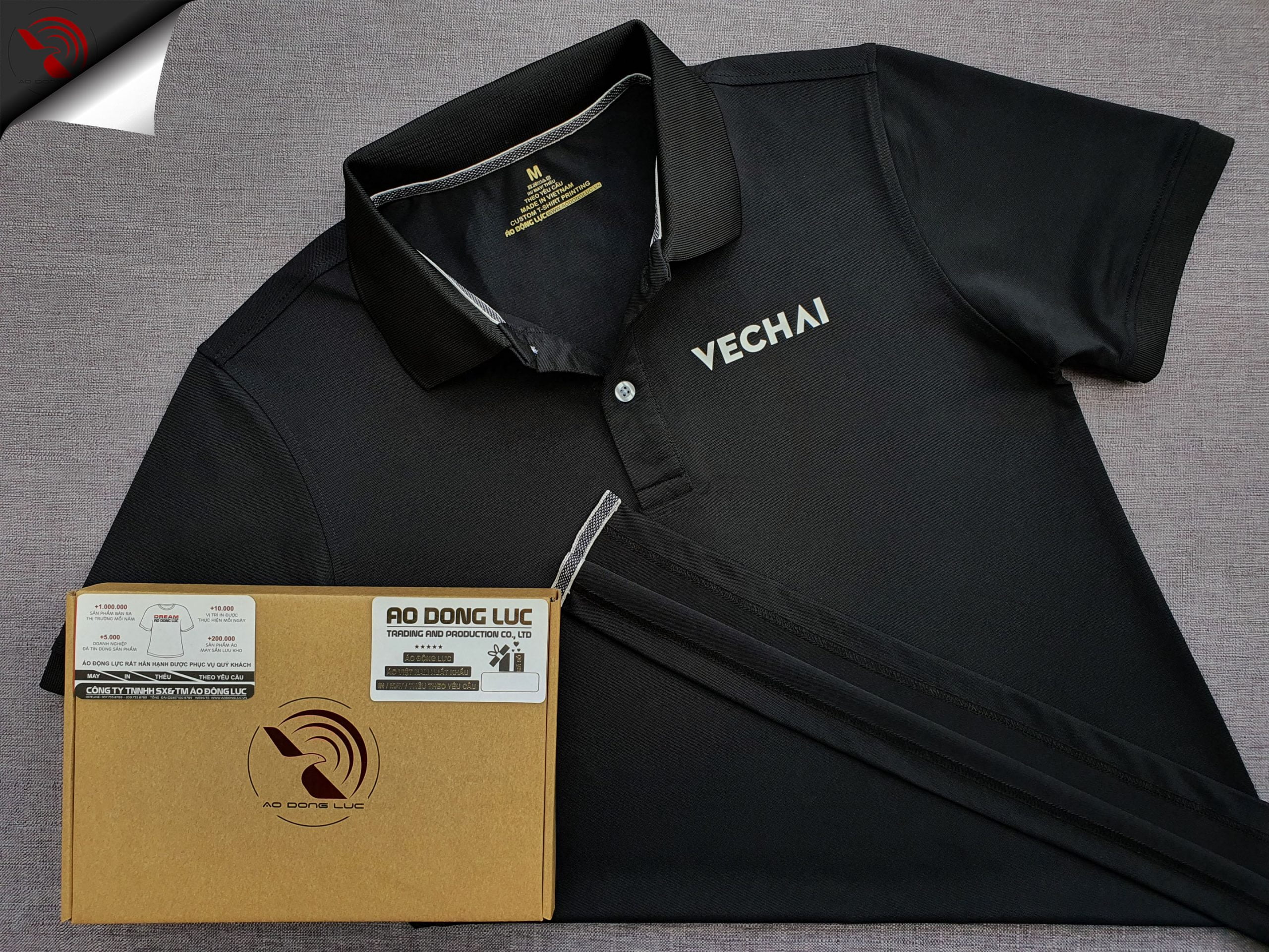 Đồng phục áo thun polo bo trơn màu đen in decal