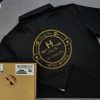 Đồng phục áo thun polo bo trơn màu đen in decal vàng đồng