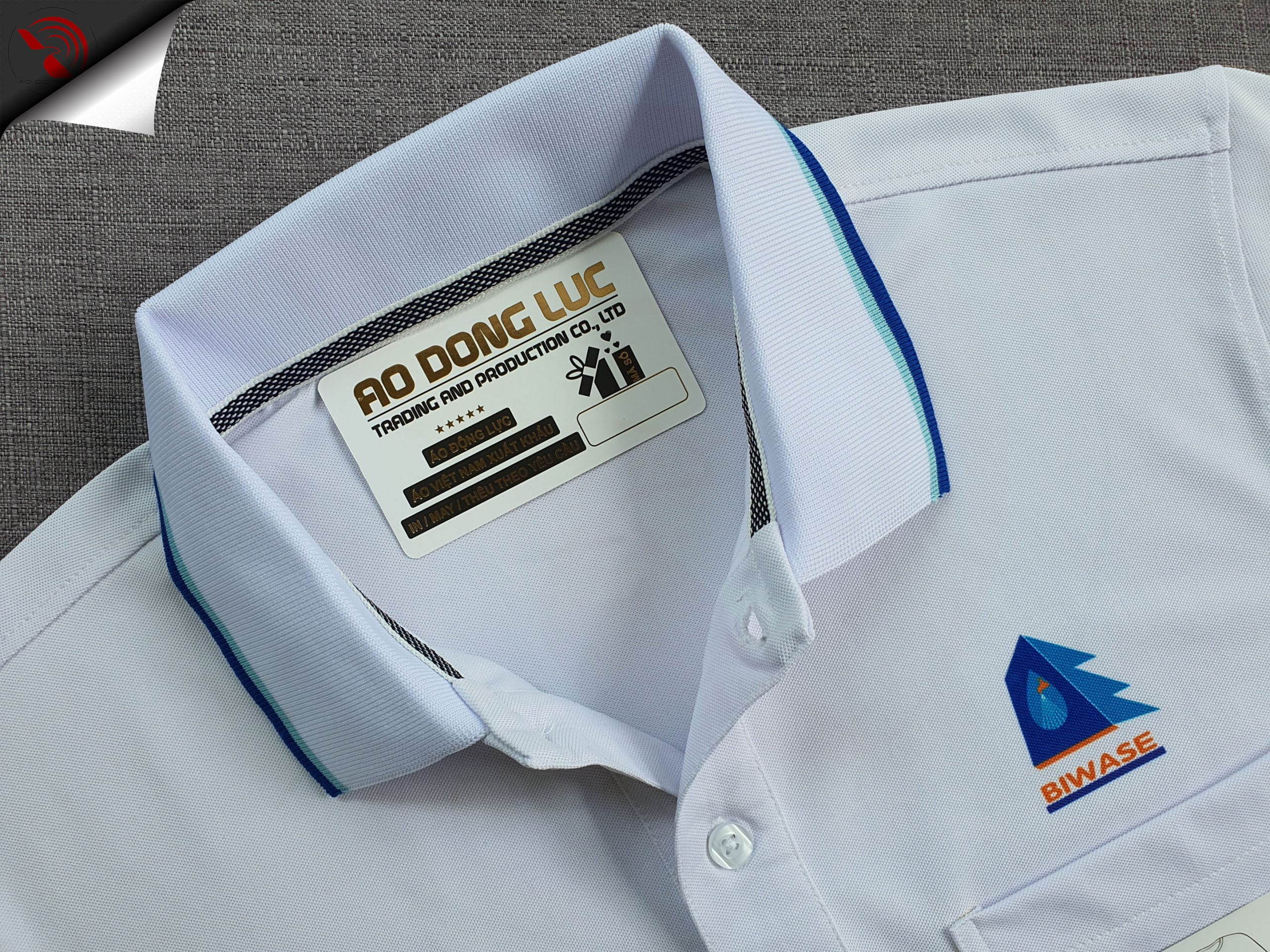 Đồng phục áo thun polo màu trắng dệt bo sọc in chuyển nhiệt logo