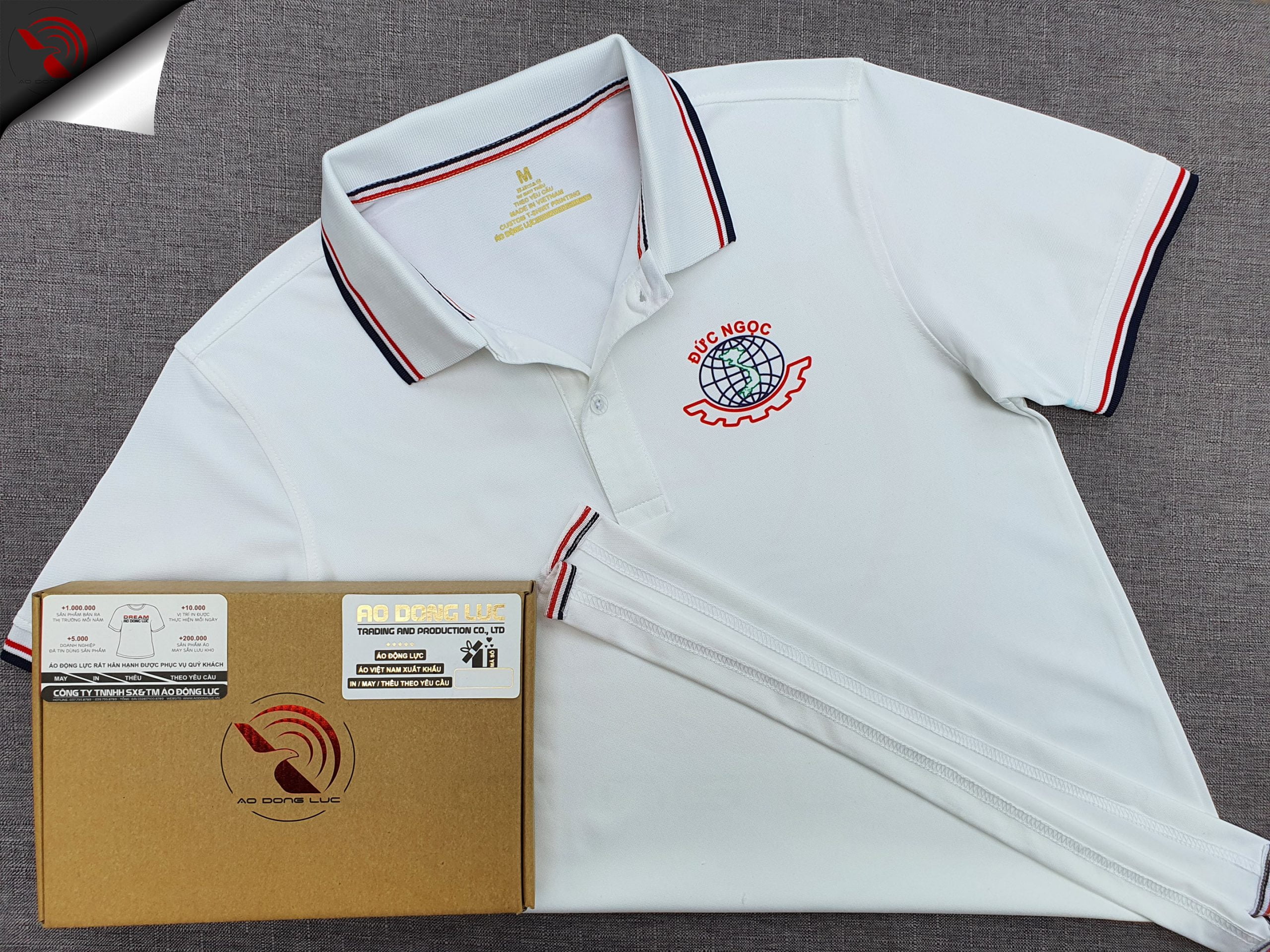 Đồng phục áo thun polo bo sọc màu trắng in logo ngực