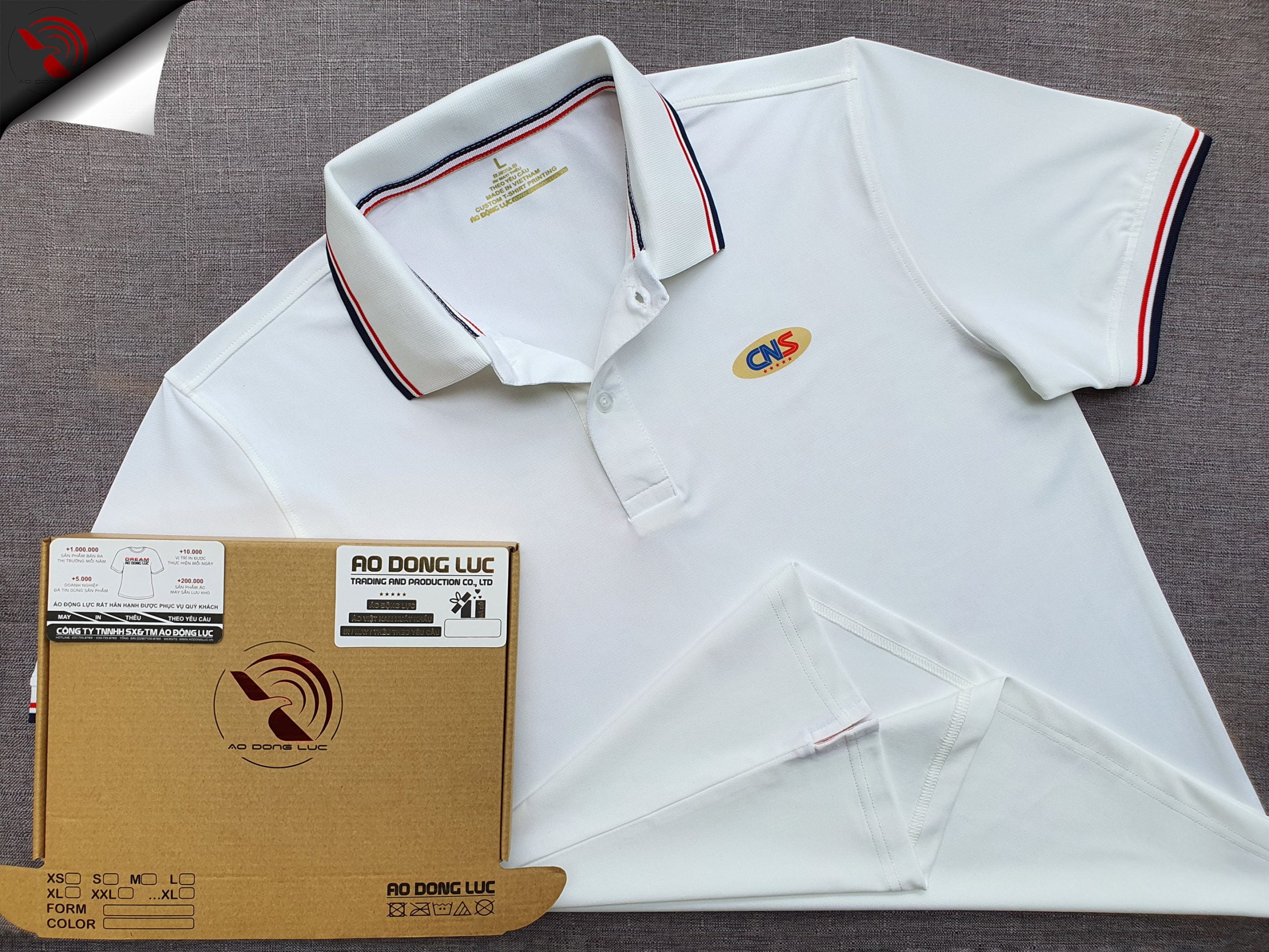 Đồng phục áo thun polo bo sọc màu trắng in kỹ thuật số logo
