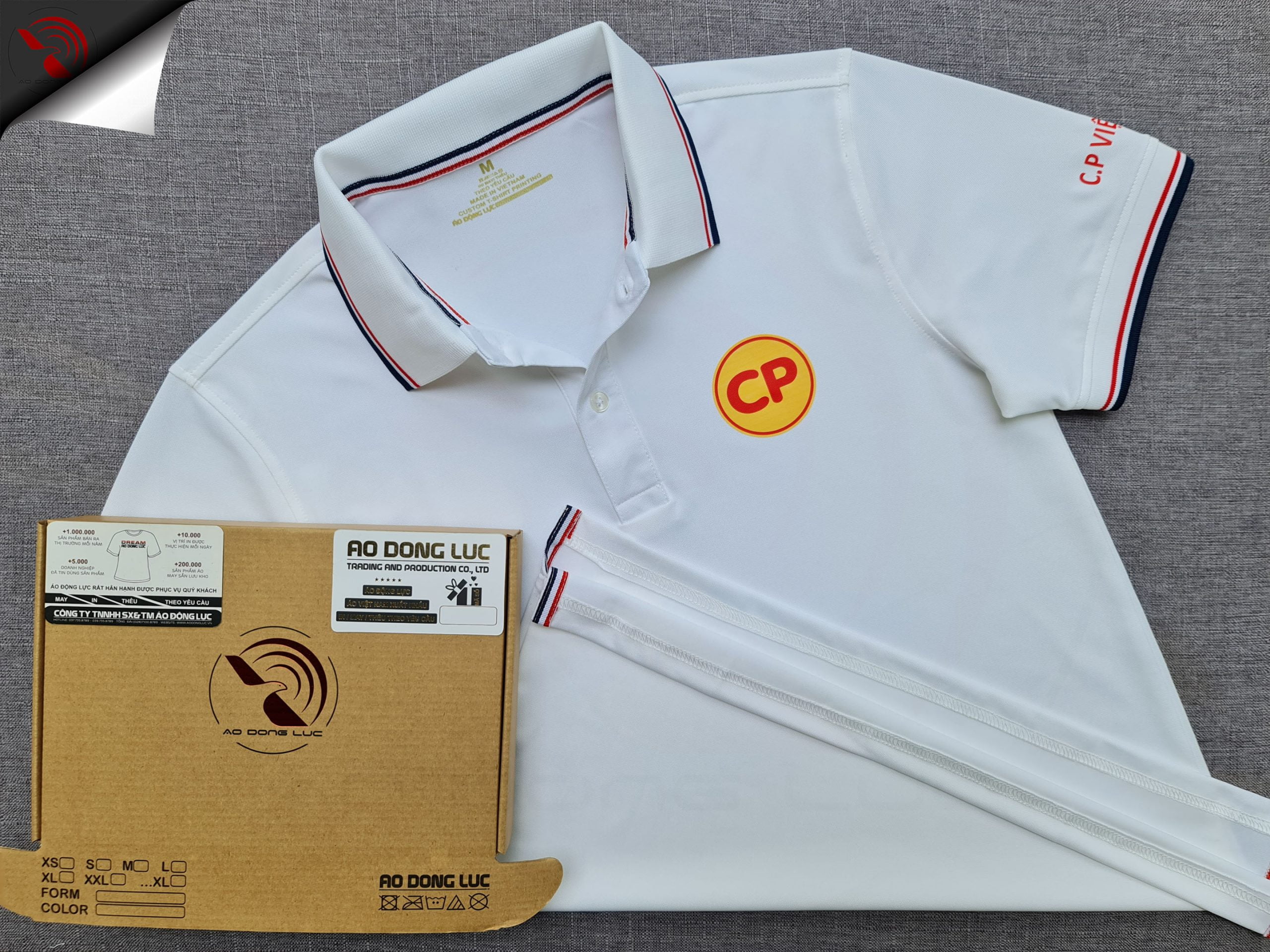 Đồng phục áo thun polo bo sọc màu trắng in kỹ thuật số logo