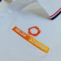 Hình thêu logo lên áo thun đồng phục polo bo sọc màu trắng