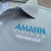 Hình thêu vi tính logo lên áo thun đồng phục polo bo trơn xám lam