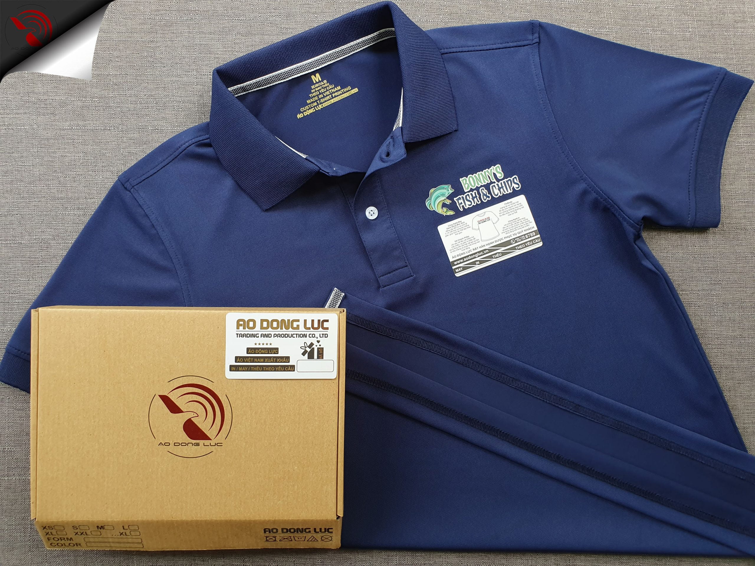 Đồng phục áo thun polo bo trơn màu xanh đen in decal logo