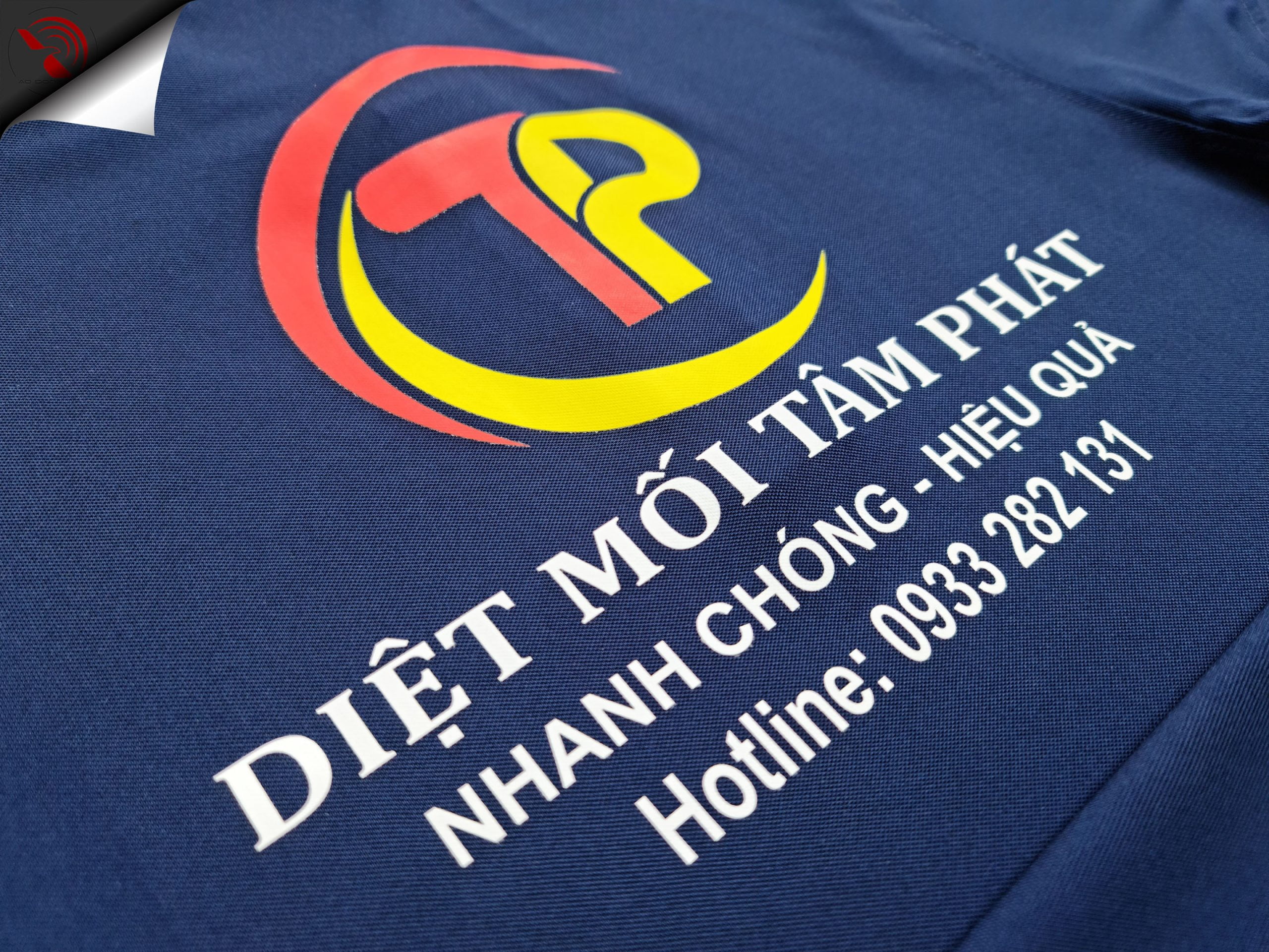 Hình in kỹ thuật số lên áo thun đồng phục polo bo trơn xanh đen