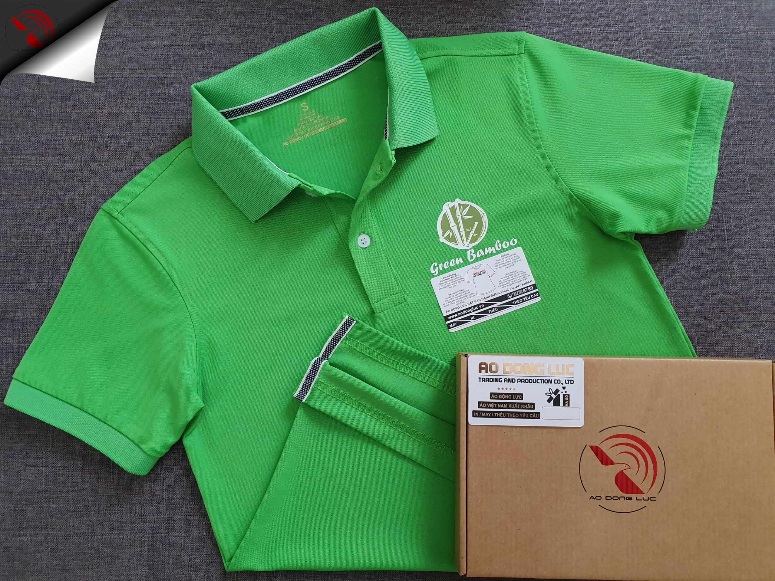Đồng phục áo thun polo bo trơn màu xanh lá in decal logo