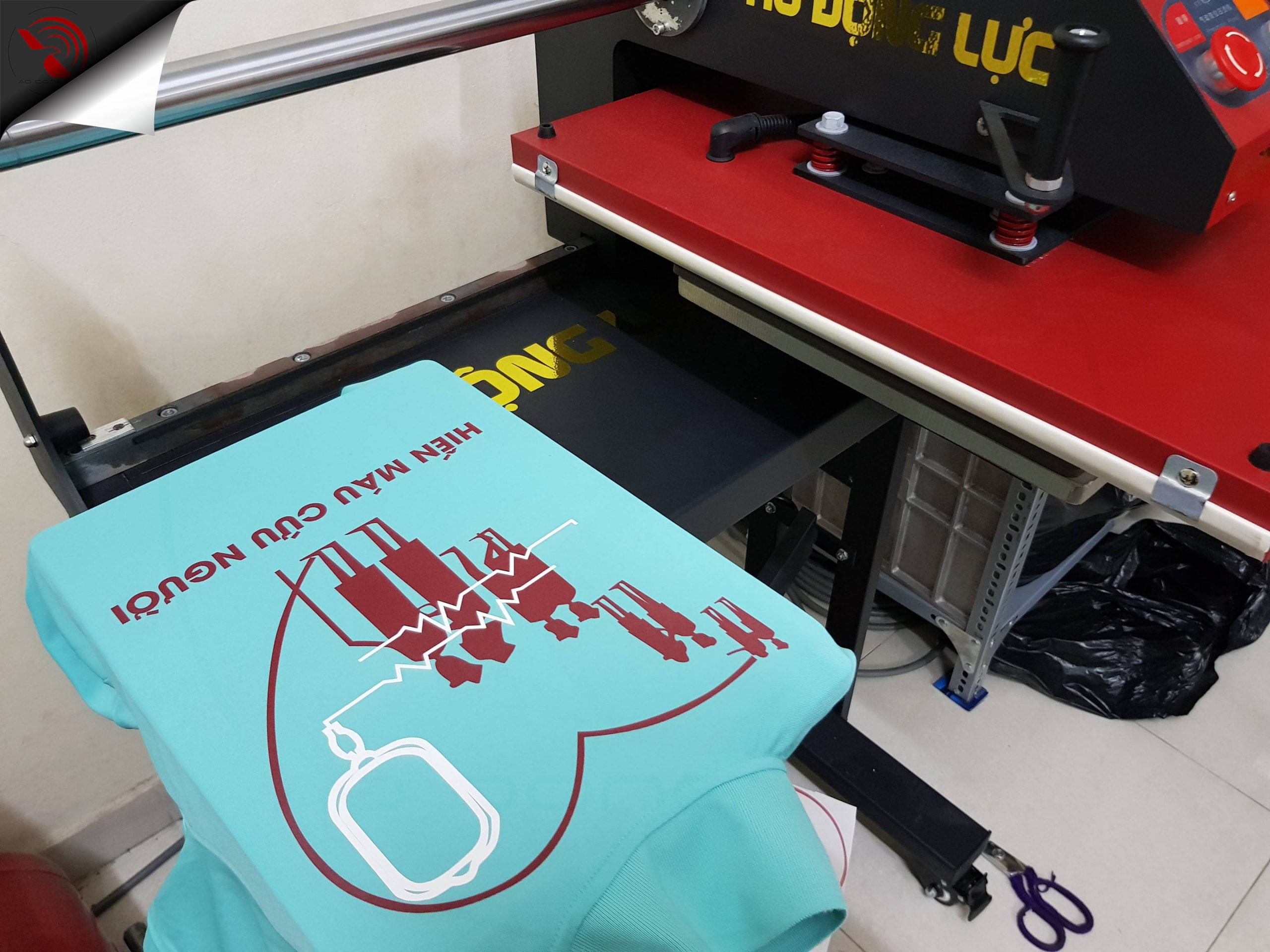 Hình in chuyển nhiệt kết hợp decal trên áo đồng phục polo xanh ngọc