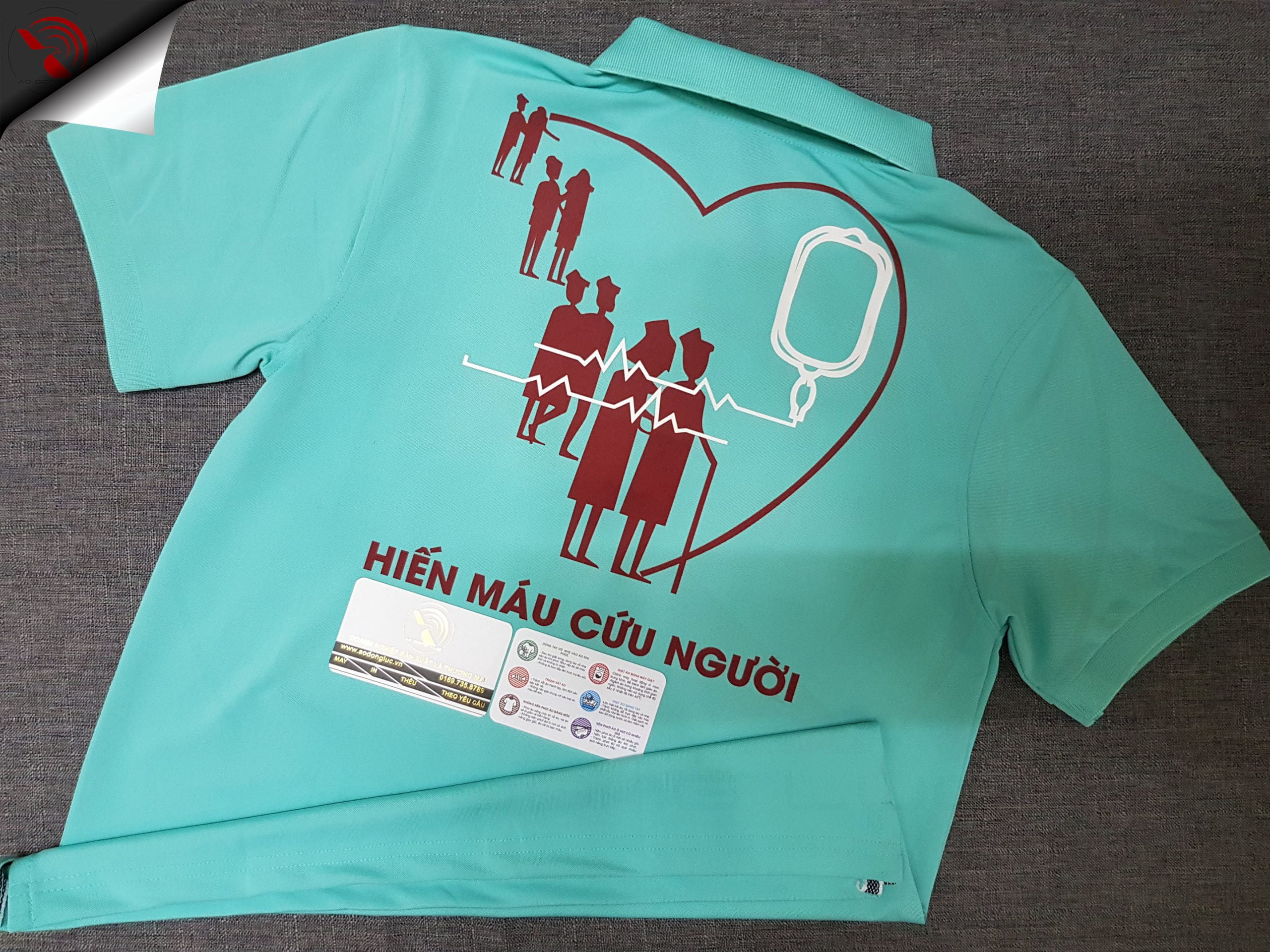 Đồng phục áo thun polo xanh ngọc phối đỏ in chuyển nhiệt kết hợp decal