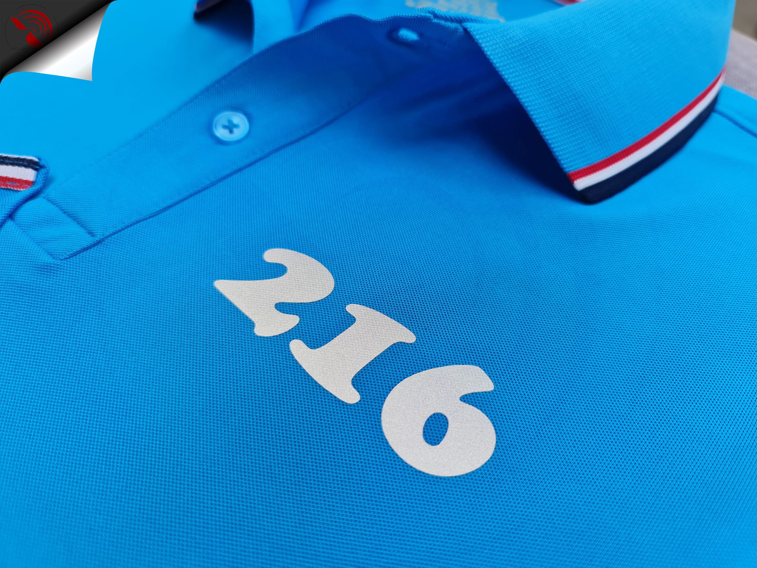 Hình in phản quang logo lên áo thun đồng phục polo xanh ya phối sọc