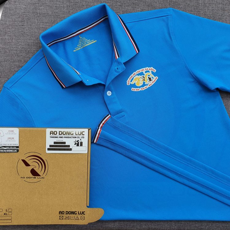 Đồng phục áo thun polo bo sọc màu xanh ya in decal logo