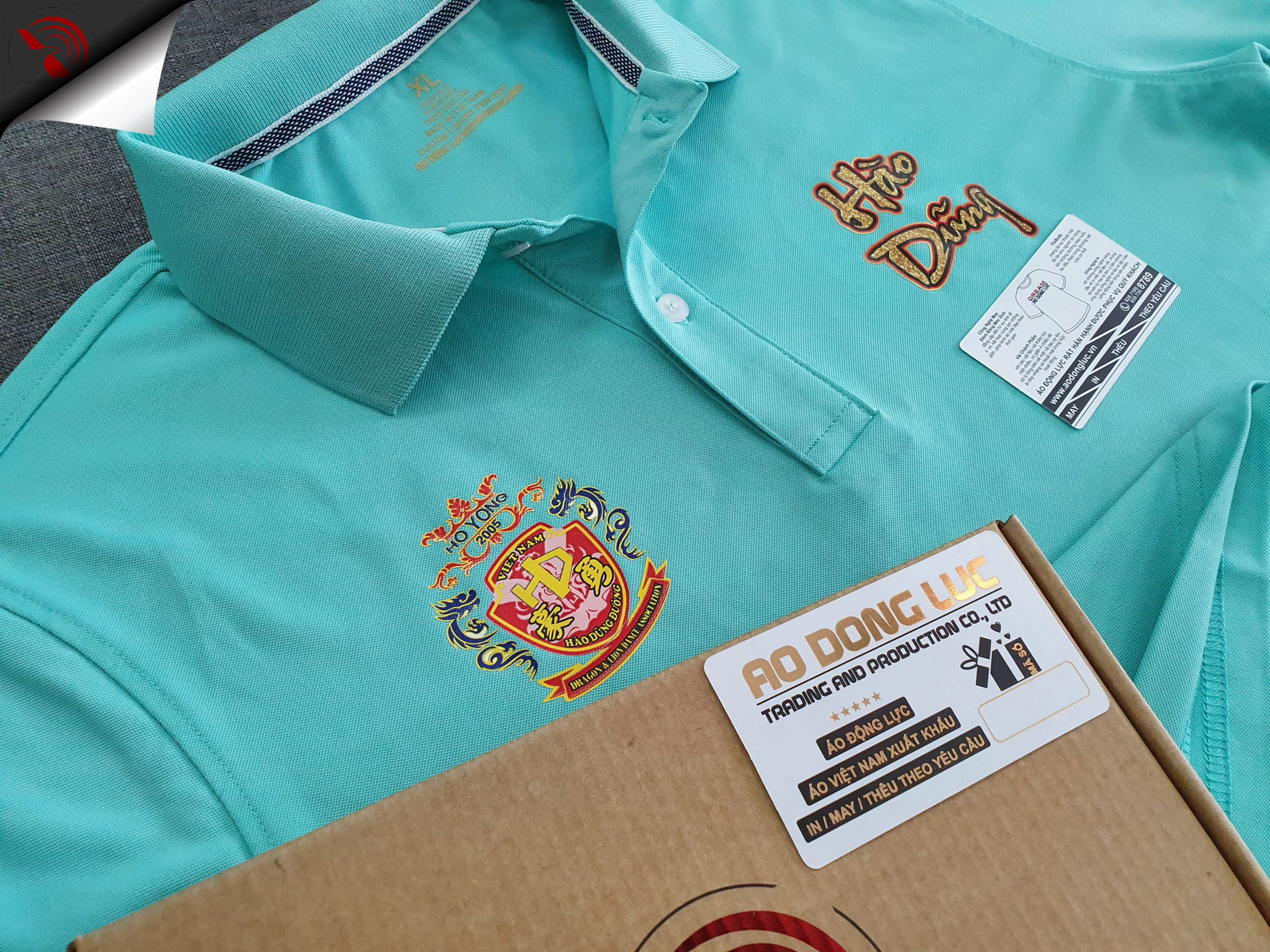 Đồng phục áo thun polo bo trơn màu xanh ngọc in decal