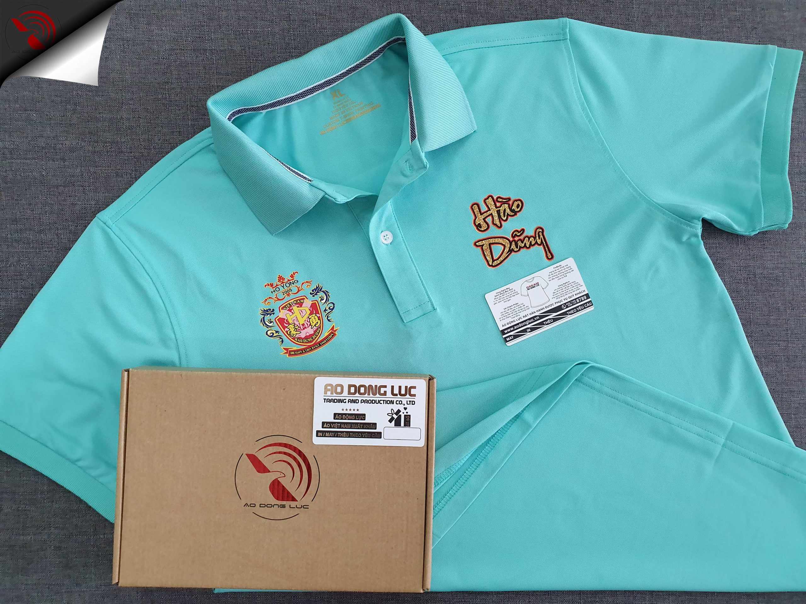 Đồng phục áo thun polo bo trơn màu xanh ngọc in decal
