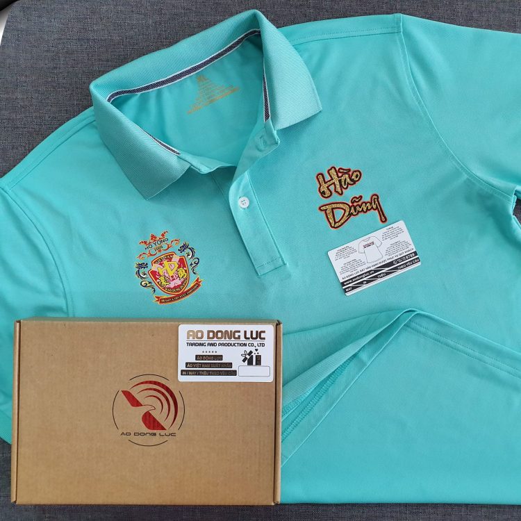 Đồng phục áo thun polo bo trơn màu xanh ngọc in decal