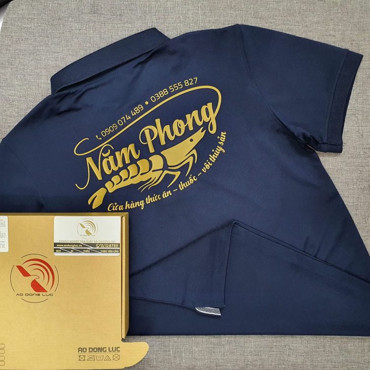 Đồng phục áo thun polo bo trơn màu xanh đen in decal