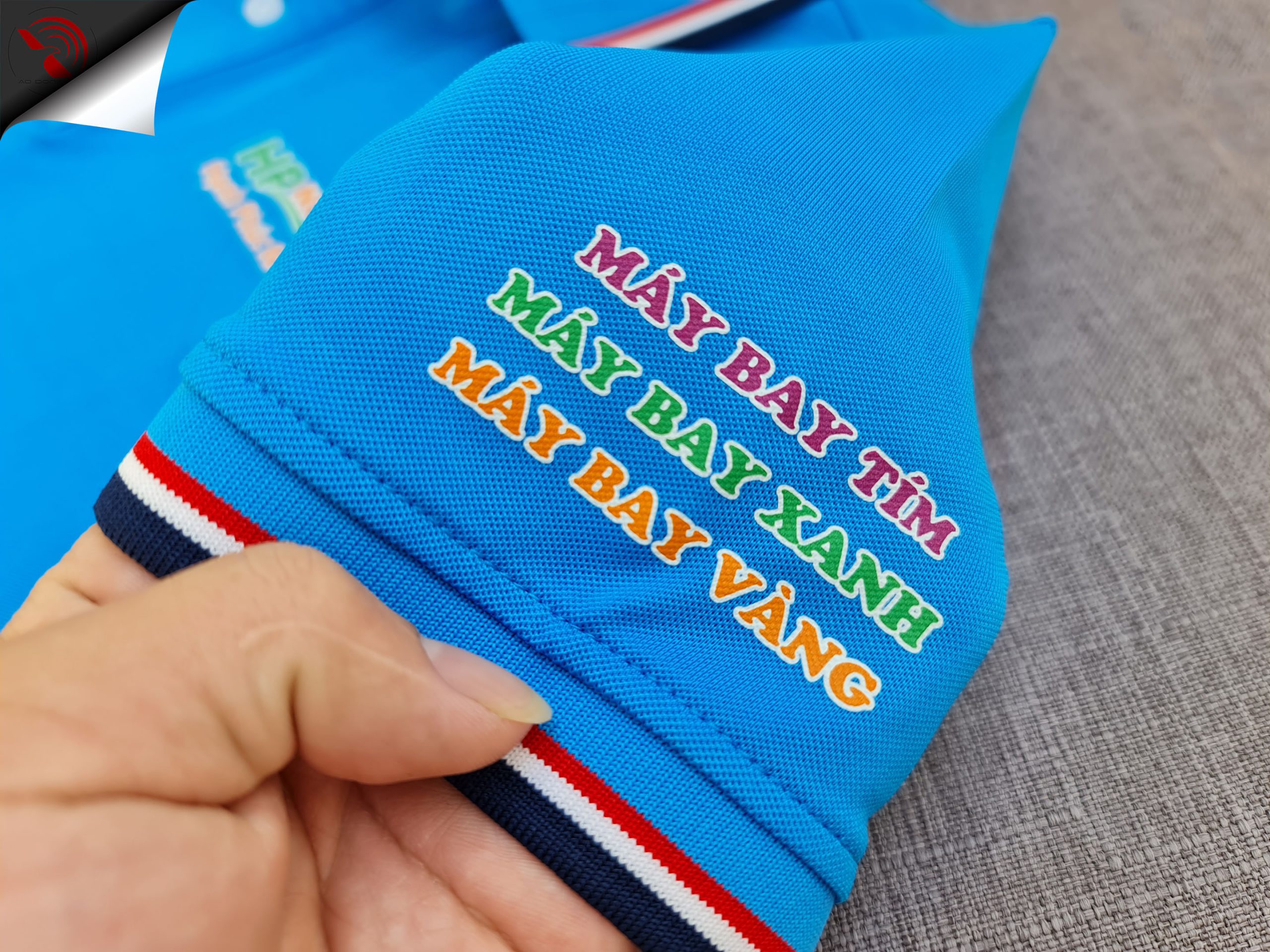 Đồng phục áo thun polo bo sọc màu xanh ya in kỹ thuật số logo