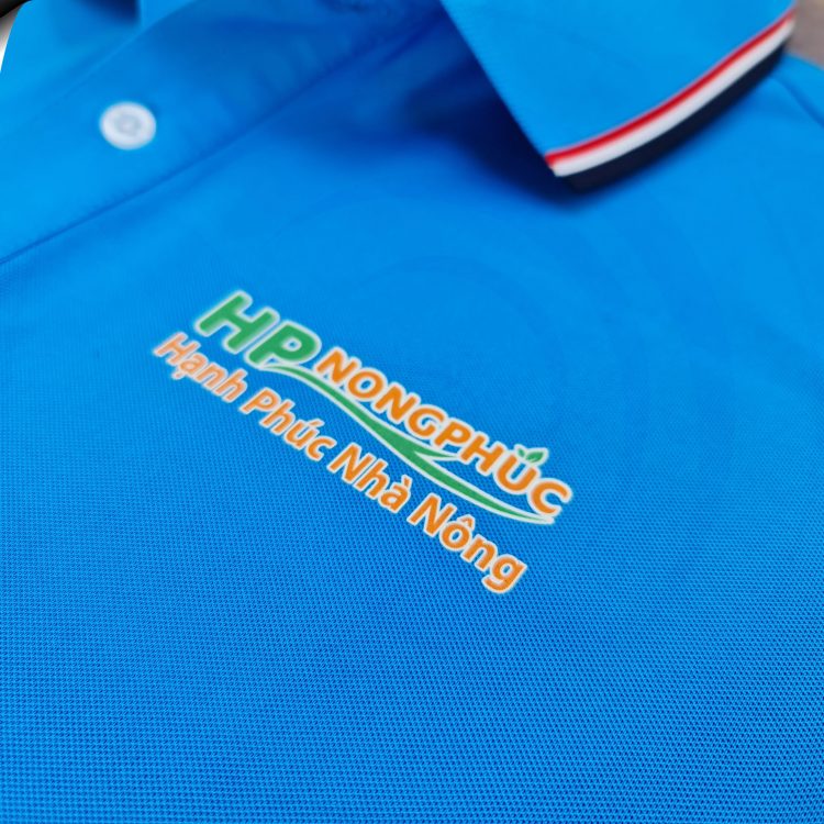 Đồng phục áo thun polo bo sọc màu xanh ya in kỹ thuật số logo
