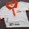 Đồng phục áo thun polo màu trắng phối bo tay bo cổ trụ cổ màu cam in chuyển nhiệt