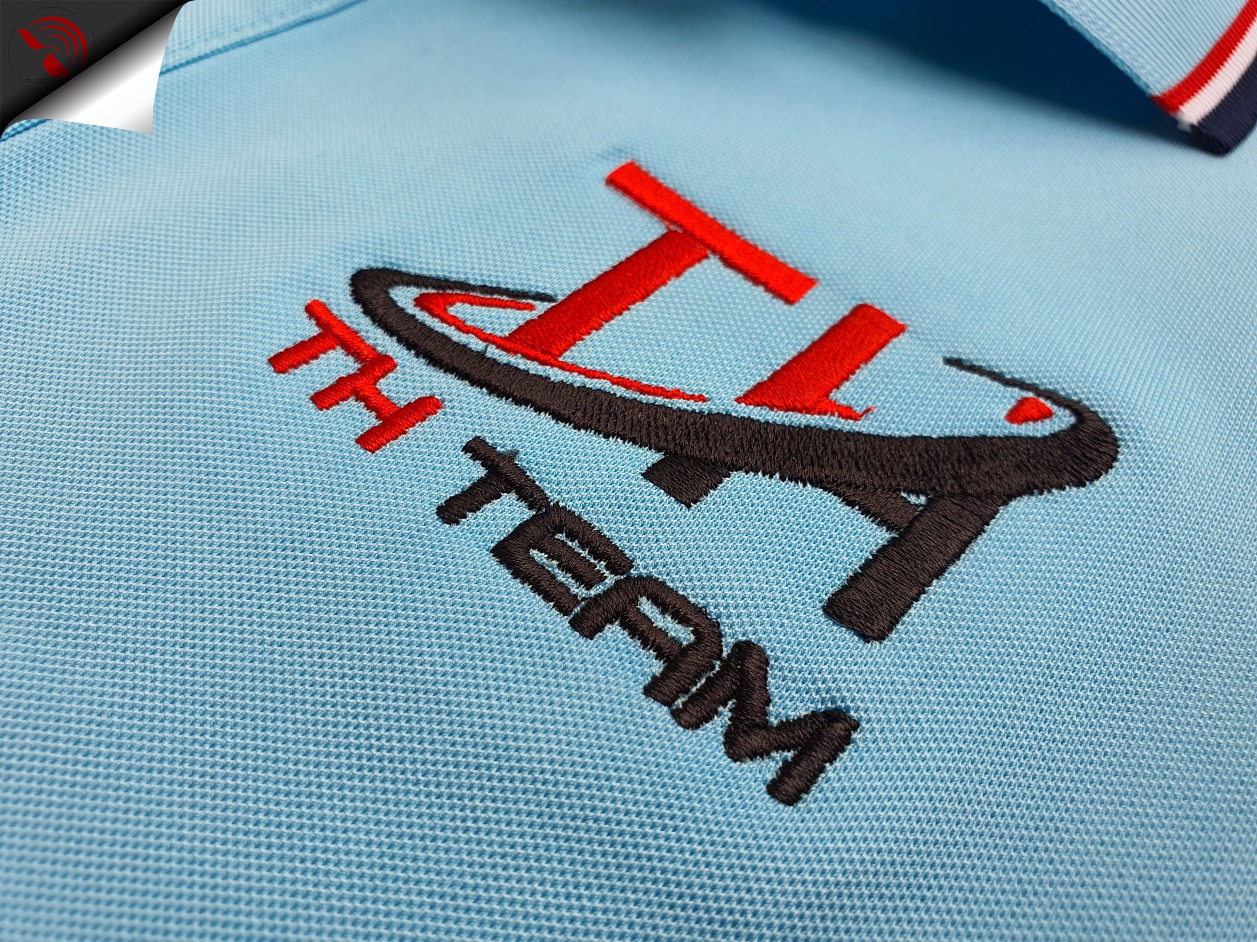 Hình thêu vi tính logo lên áo thun đồng phục polo bo sọc thiên thanh