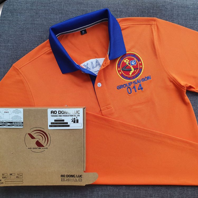 Đồng phục áo thun polo màu cam phối bo tay bo cổ trụ trong xanh bích thêu logo