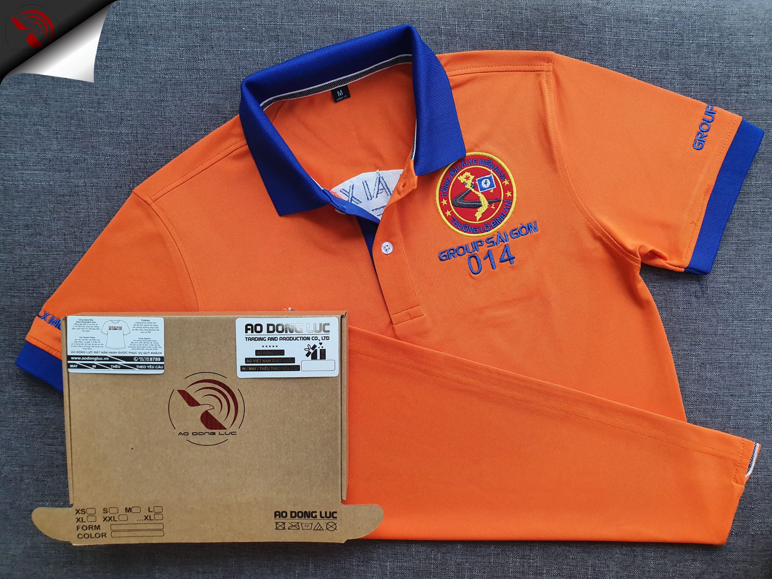 Đồng phục áo thun polo màu cam phối bo tay bo cổ trụ trong xanh bích thêu logo
