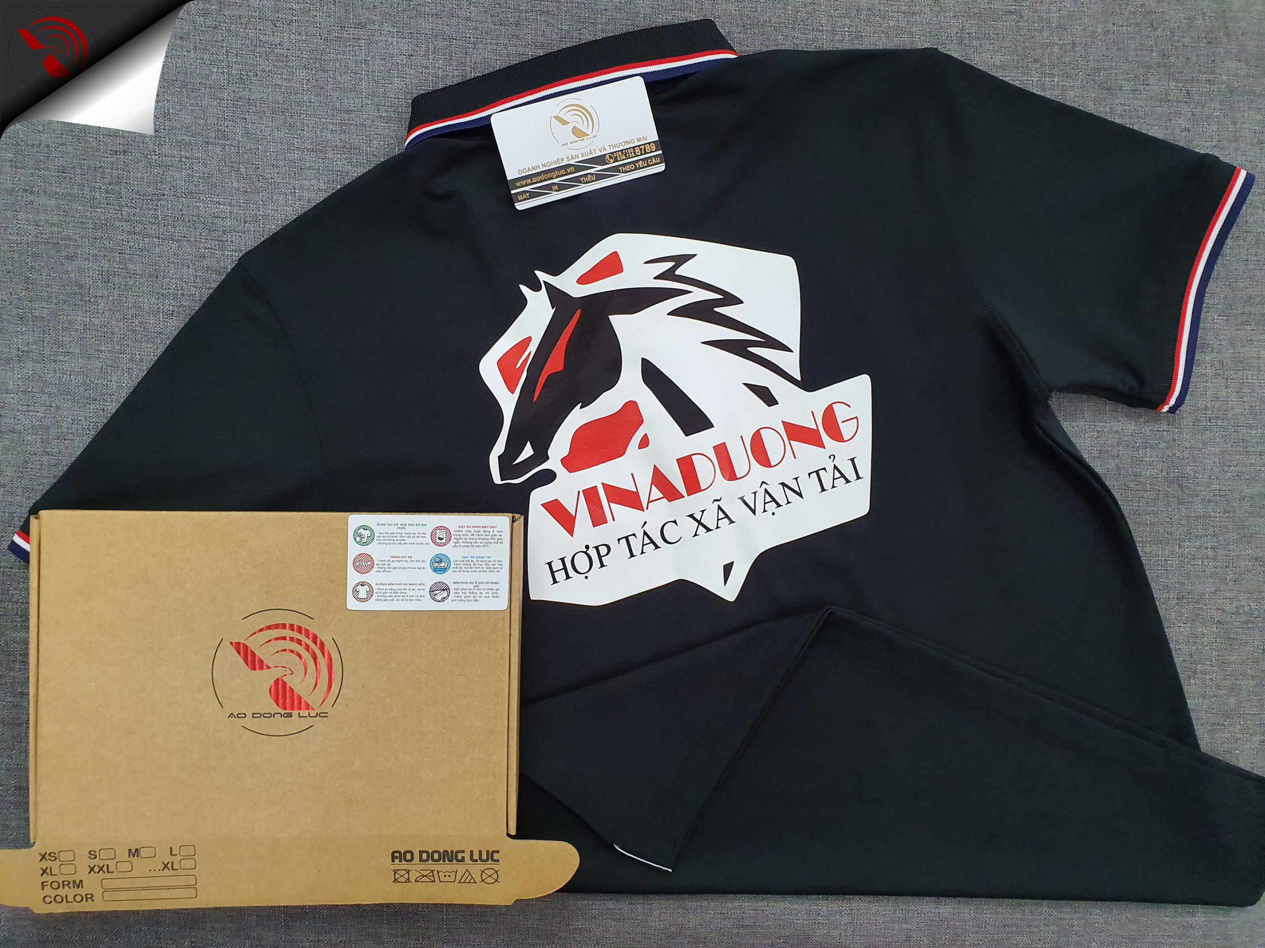 Đồng phục áo thun polo bo sọc màu đen in decal logo