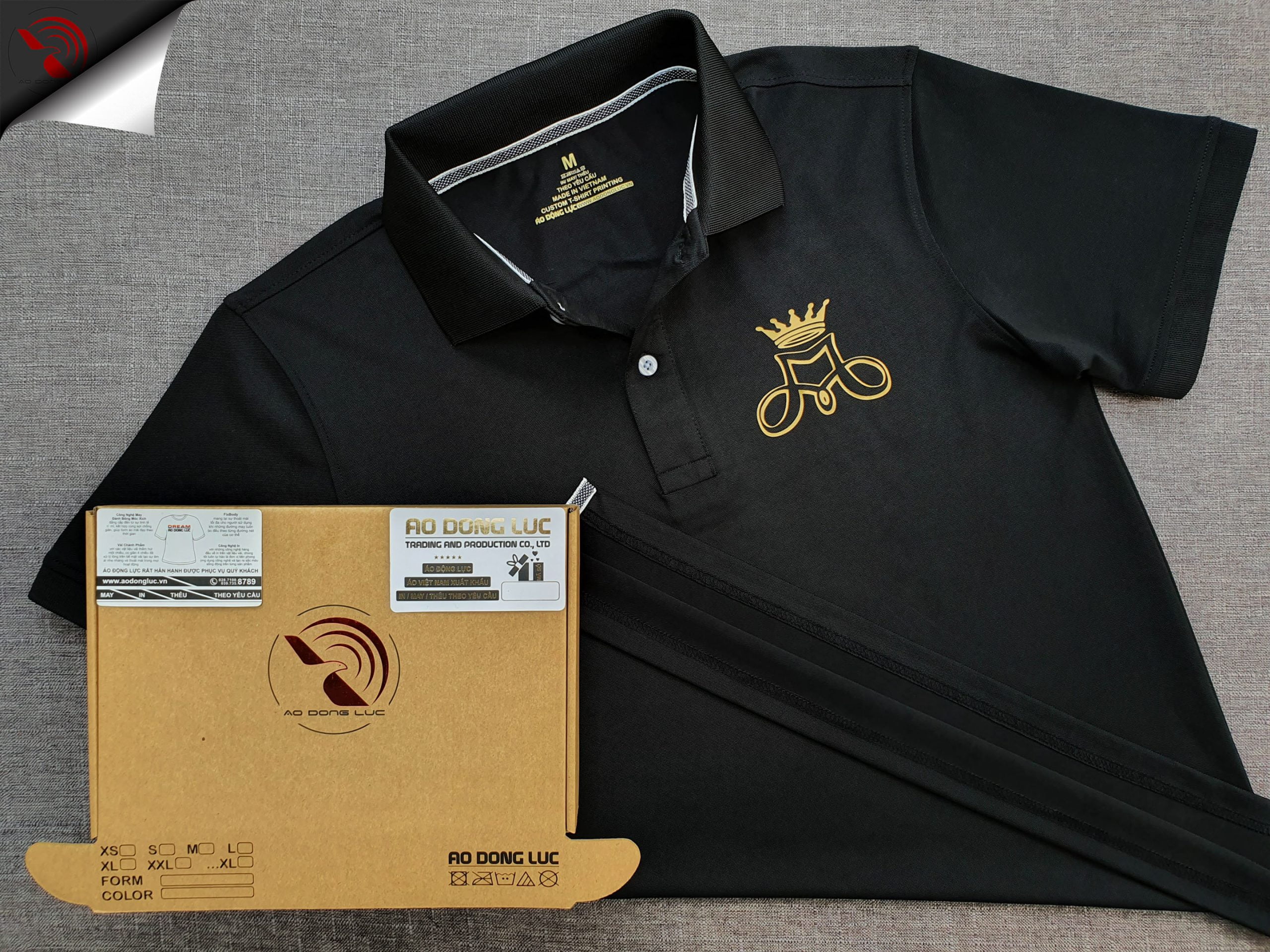 Đồng phục áo thun polo bo trơn đen in decal vàng đồng logo