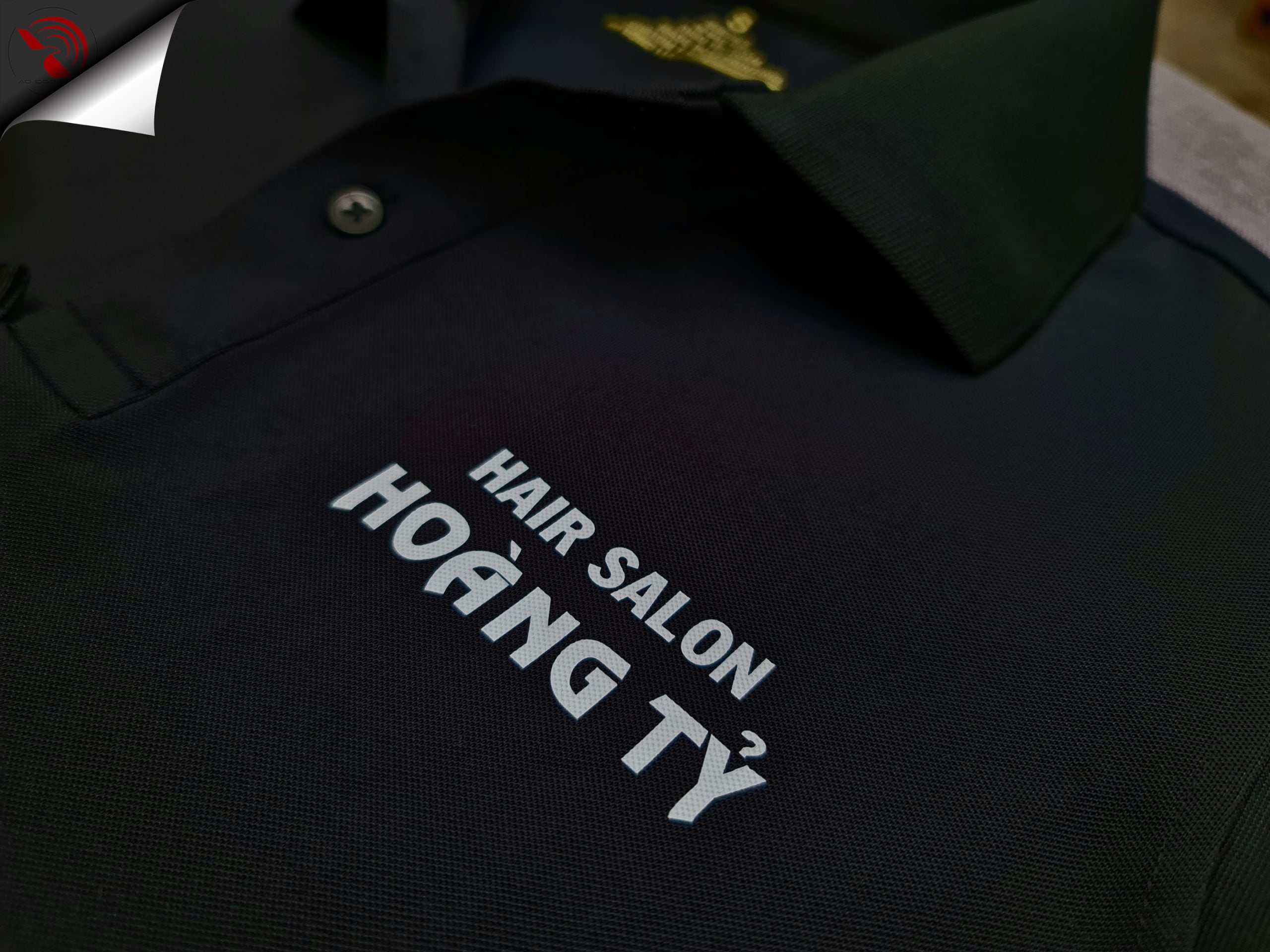 Hình in kỹ thuật số lên áo thun đồng phục polo bo trơn màu đen