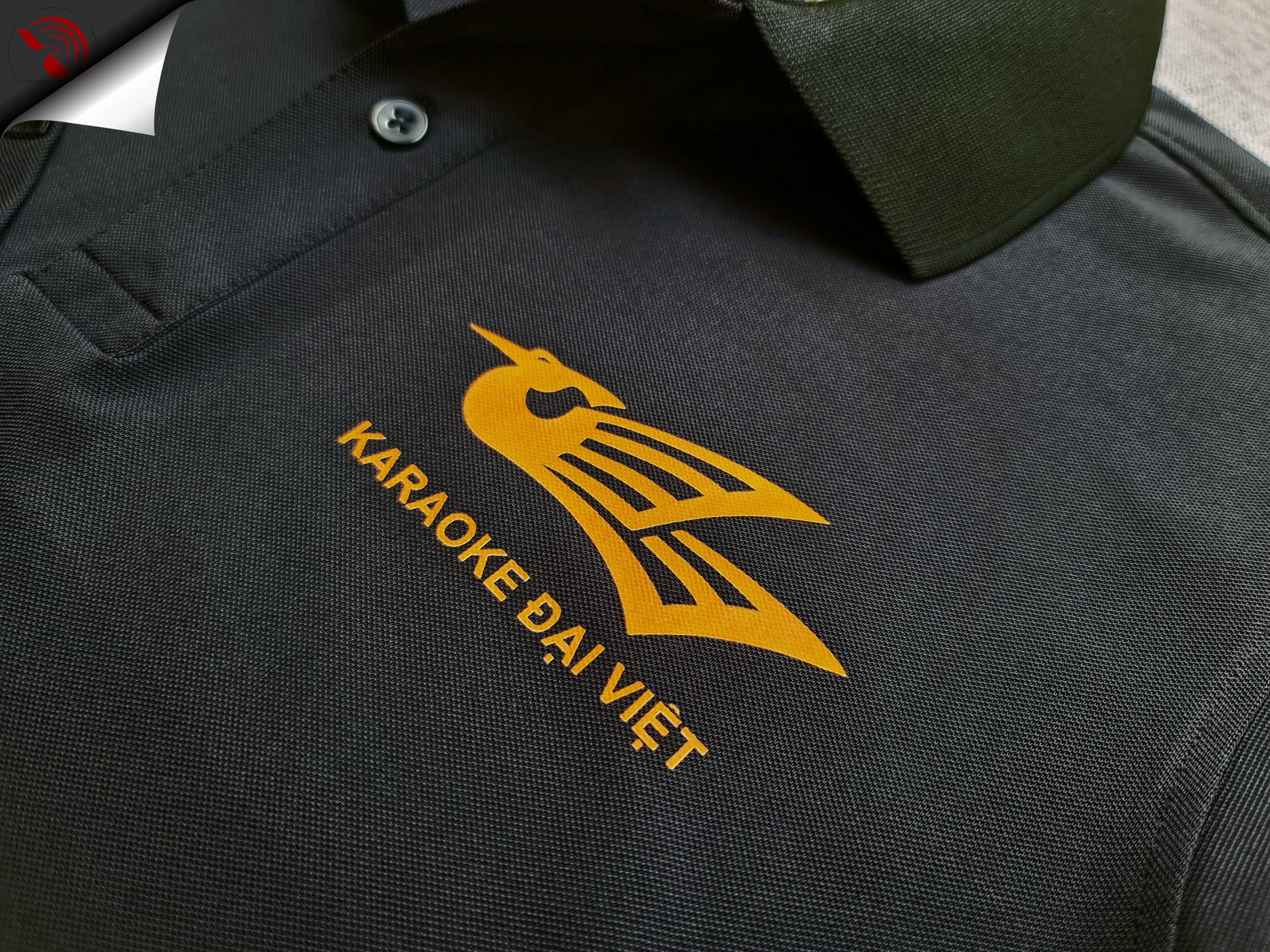 Hình in decal lên áo thun đồng phục polo màu đen