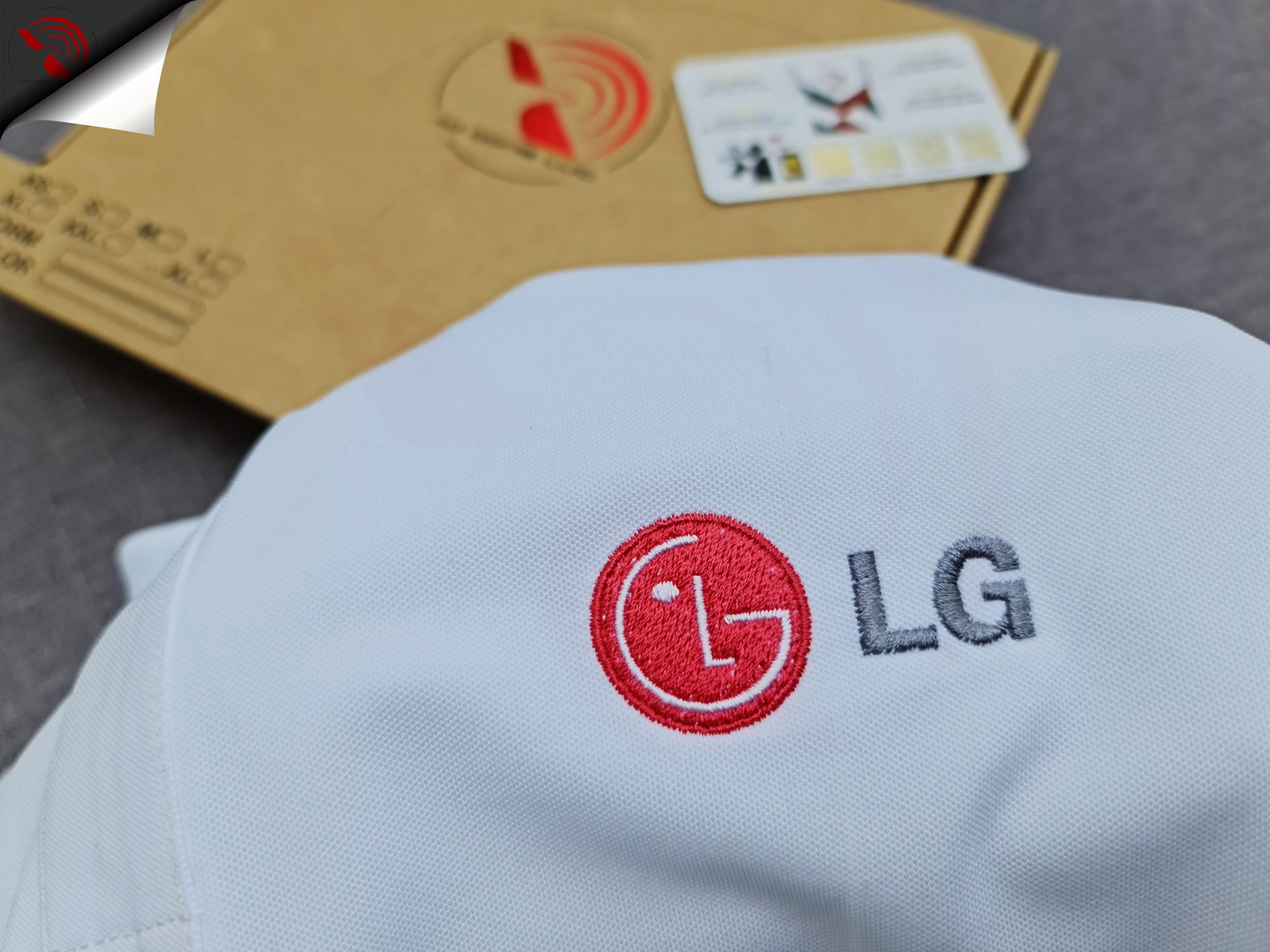 Hình thêu logo lên áo thun đồng phục polo màu trắng