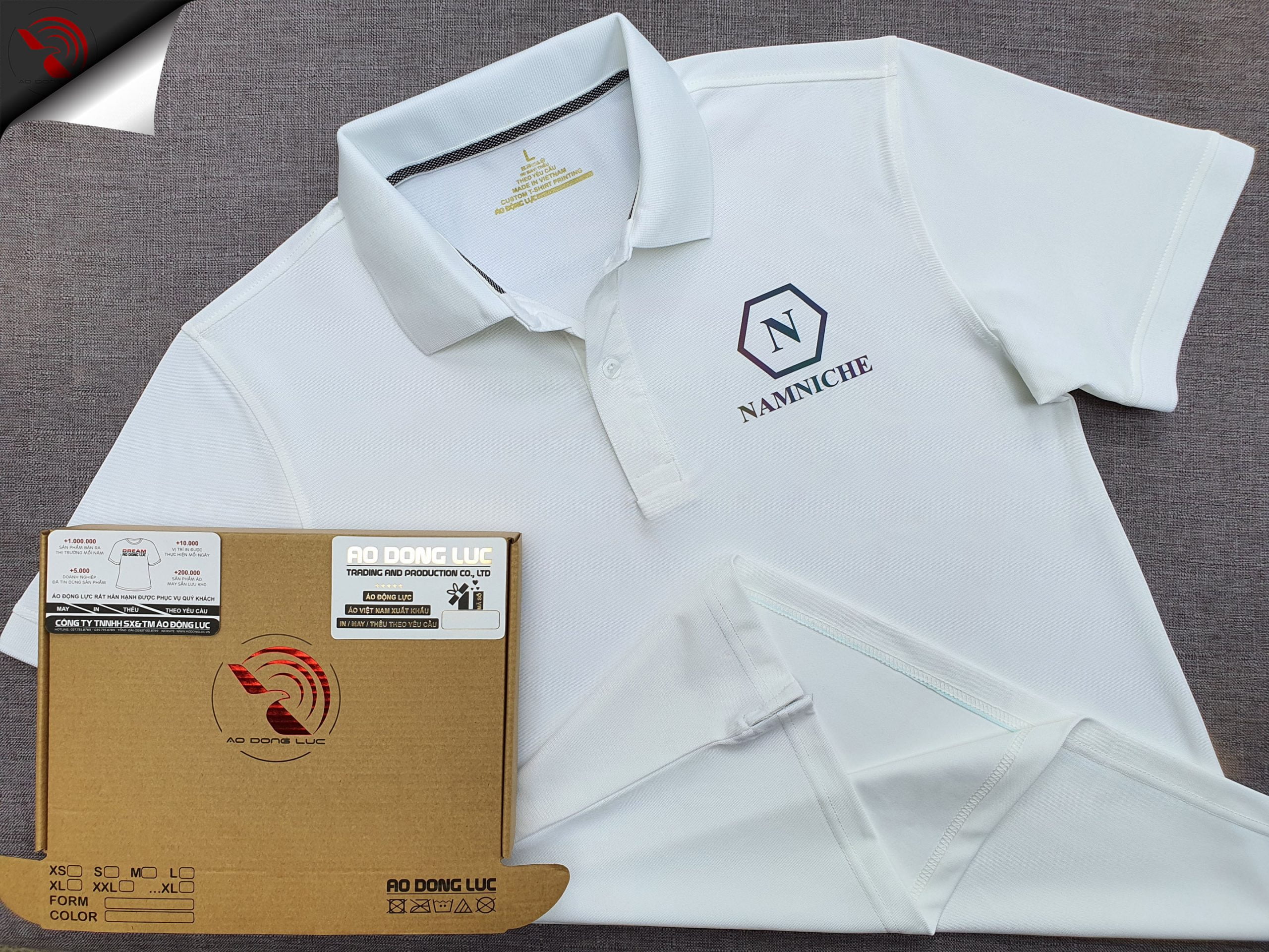 Đồng phục áo thun polo bo trơn màu trắng in phản quang 7 màu logo ngực