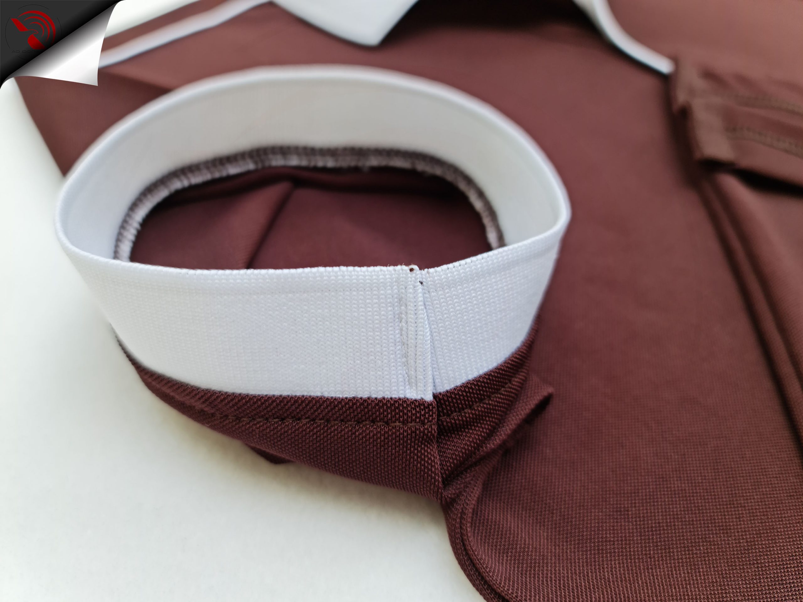 Chi tiết áo thun đồng phục polo màu nâu phối trắng
