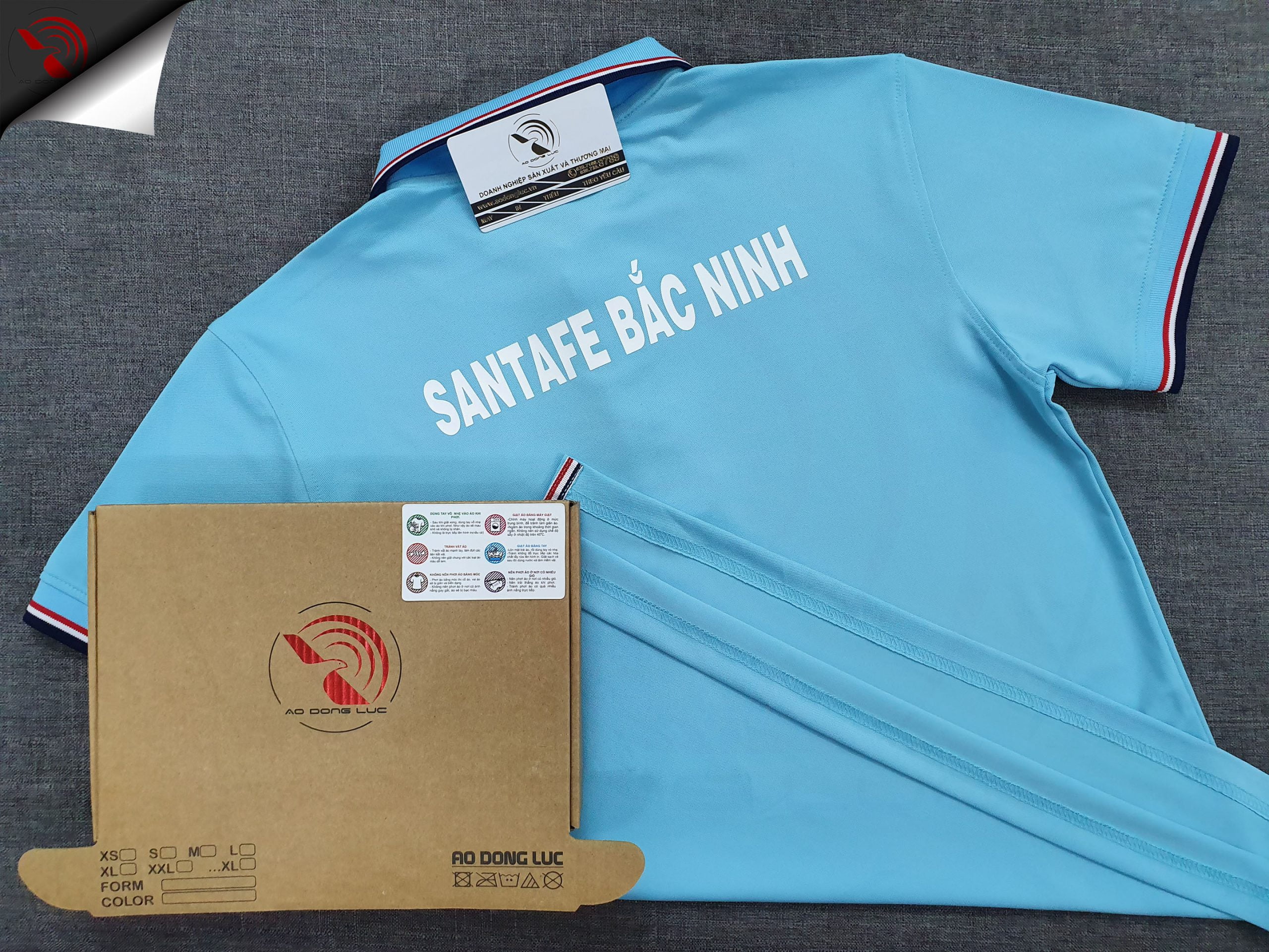 Đồng phục áo thun polo bo sọc xanh thiên thanh in decal