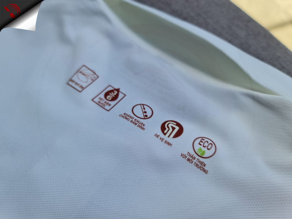 Hình in kỹ thuật số logo trên áo đồng phục polo màu trắng