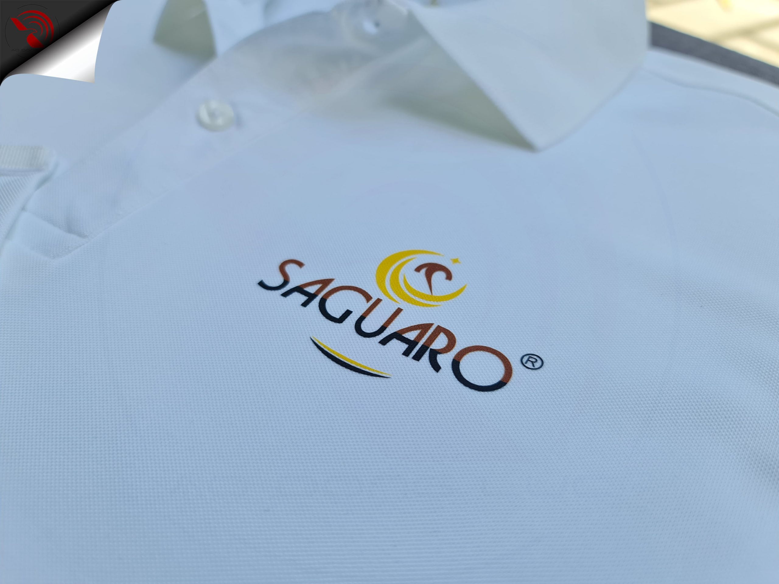 Hình in kỹ thuật số logo trên áo đồng phục polo màu trắng