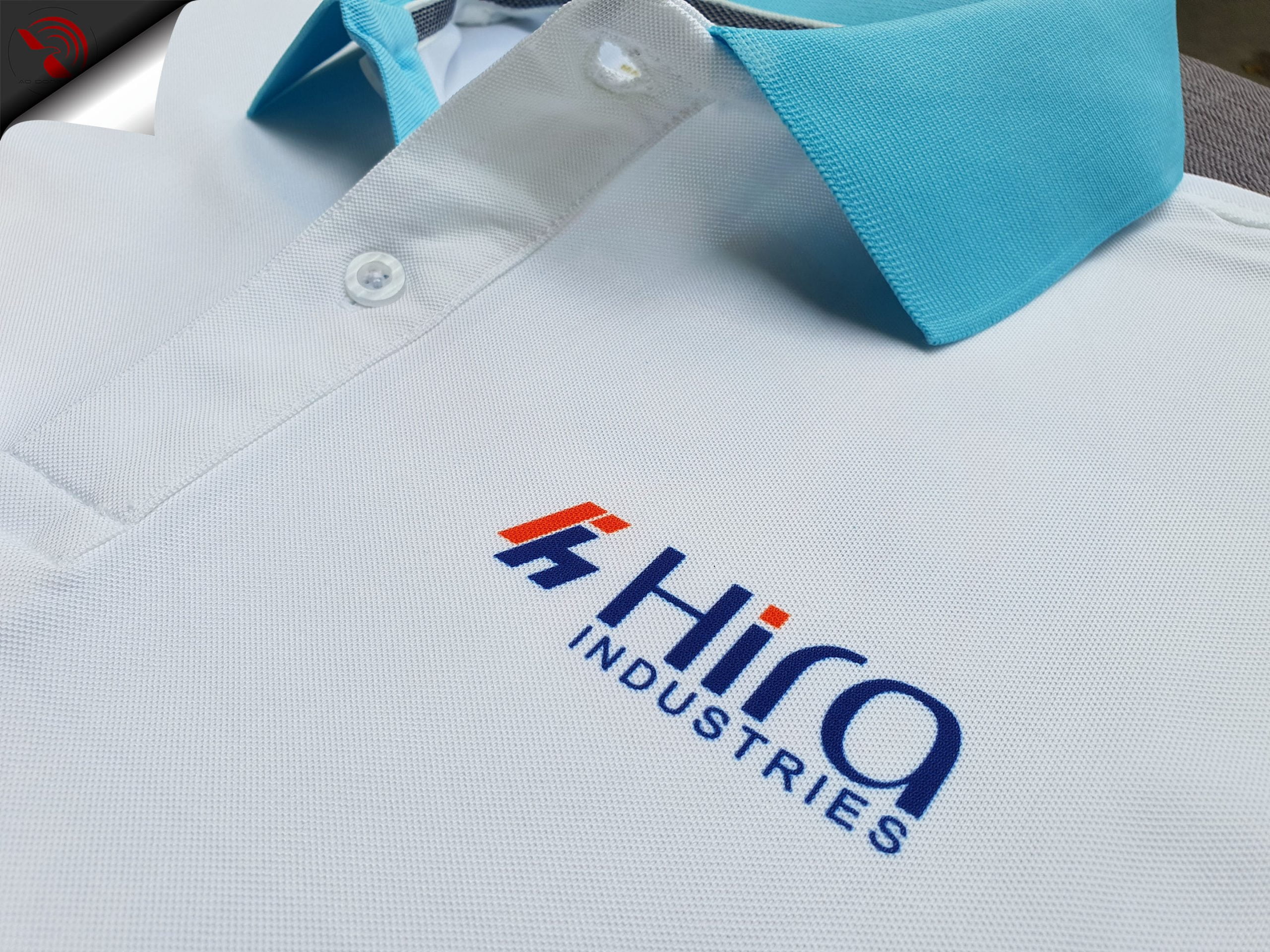 Đồng phục áo thun polo màu trắng phối xanh thiên thanh in chuyển nhiệt