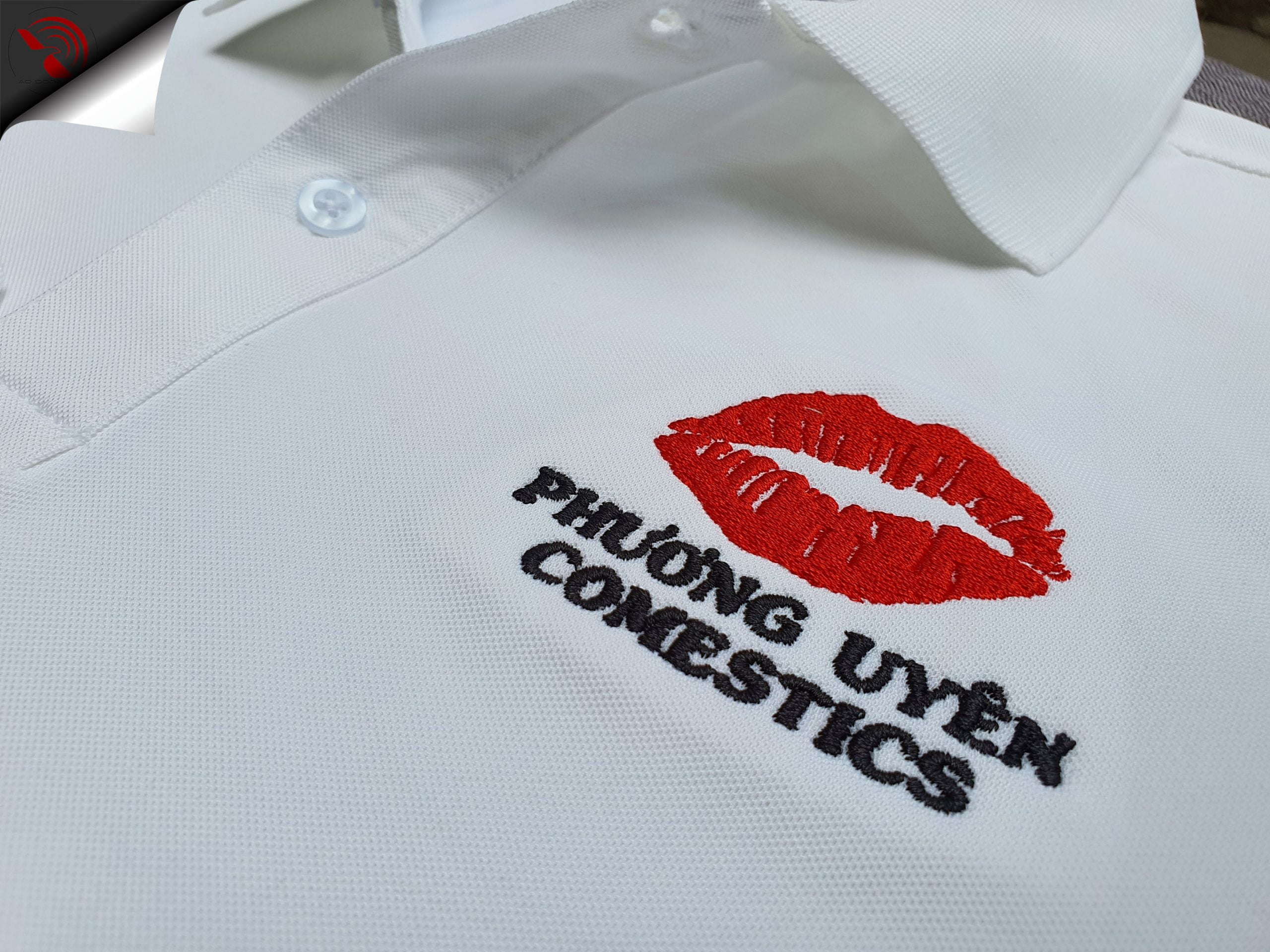 Hình thêu vi tính lên áo thun đồng phục polo màu trắng
