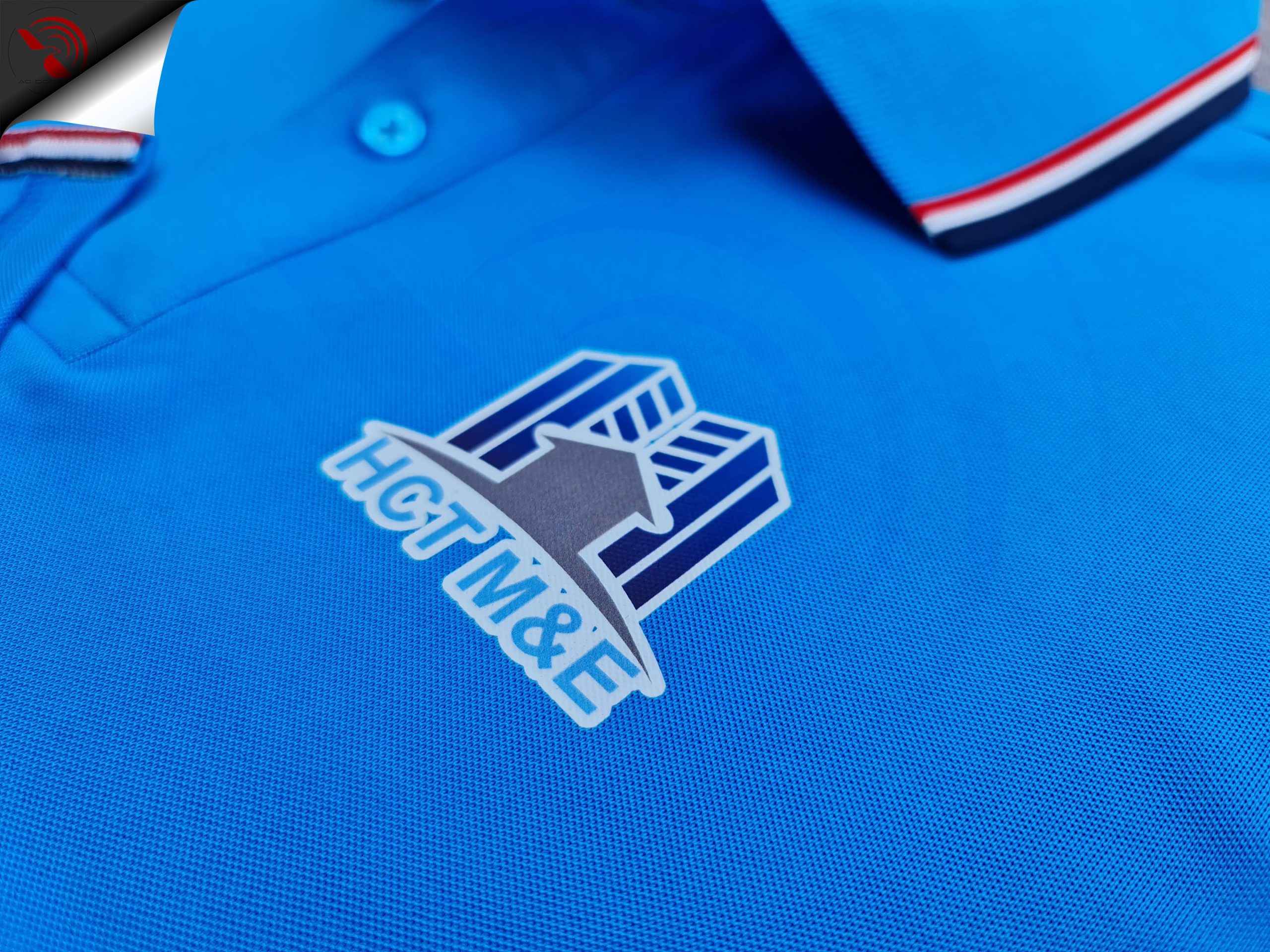 Đồng phục áo thun polo bo sọc màu xanh ya in decal logo